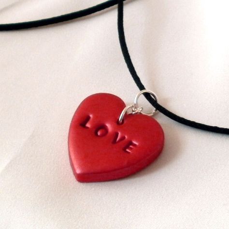 Sweet and simple...polymer clay. Clay Valentine, Red Effect, Clay Modelling, Valentines Inspiration, Clay Pendants, Air Dry Clay Projects, Polymer Clay Jewelry Tutorials, Baking Clay, Amish Recipes