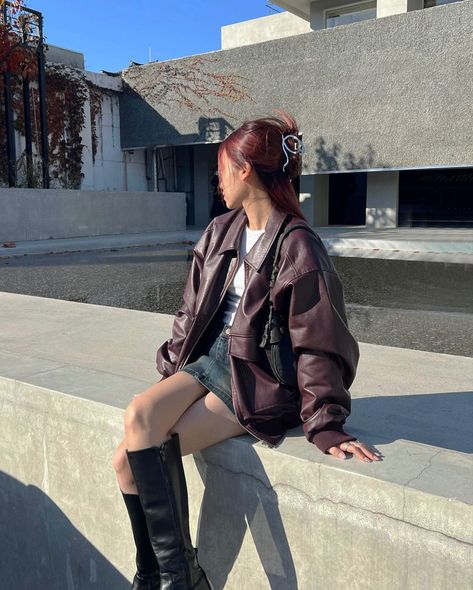 Plum Jacket Outfit, Outfit For Museum Date, Museum Outfits Aesthetic, Cafe Date Outfit, Boots Art, Japan Outfits, Museum Outfit, Downtown Girl, Puffy Jacket