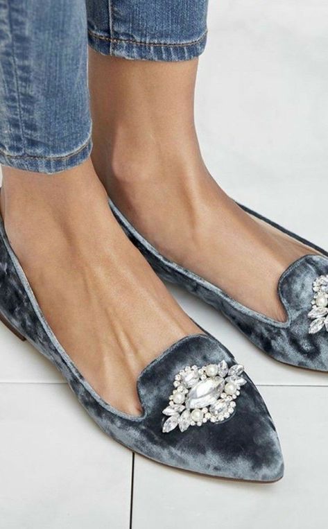 Velvet Flats, Fabulous Shoes, Pointed Toe Flats, Stylish Shoes, Mode Inspiration, Work Shoes, Look Chic, Mode Outfits, Beautiful Shoes