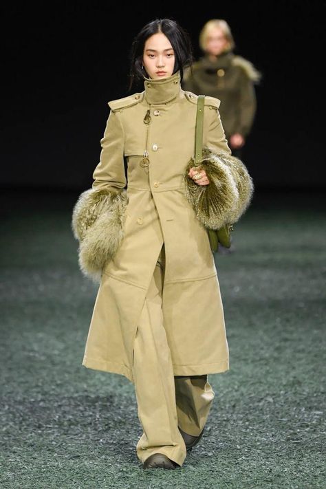 Fall Fashion 2024 Women Trends, Burberry Fashion Show, Trench Outfit, 2024 Runway, Textures Fashion, Fall Runway, Winter Fashion Outfits Casual, Spring 2025, Show Collection