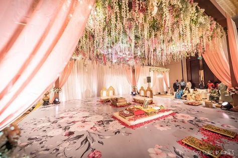 This Mandap Looks Nothing Short of a Painting & We're Drooling! | ShaadiSaga Indoor Mandap, Mandap Decoration Ideas, Mandap Setup, Outdoor Mandap, Wedding Mandap Decoration, Decoration With Flowers, Floral Ceiling, Mandap Decoration, Mandap Design