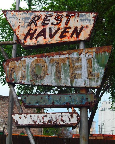 Rusty old route 66 sign Abandoned Motel, Motel Sign, Rust In Peace, Bg Design, Ghost Signs, Vintage Neon Signs, Retro Sign, Roadside Attractions, Old Signs