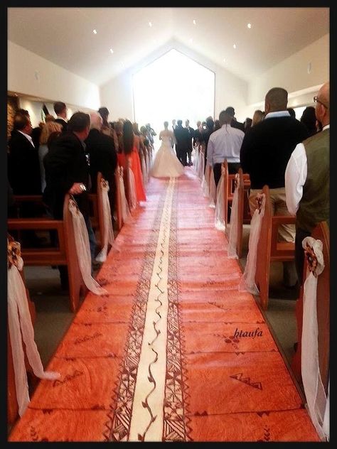 Tongan Red Carpet! Here we have laid down our finest tapa knows as "Lau Nima" as an aisle runner for the wedding. Tongan Clothing, Tongan Wedding, Polynesian Decor, Samoan Wedding, Tongan Culture, Polynesian Wedding, Cultural Clothing, Tapa Cloth, Party Entrance