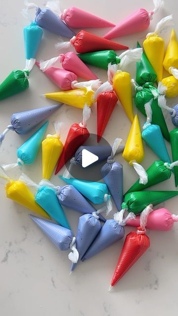 Celebrate by ML on Instagram: "How to prepare royal icing bags for DIY decorating cookie kits 🎁👩🏻‍🍳 #tutorial #royalicing #howtomakeroyalicing #cookiekits #celebratebyml #nychomebaker" Cookie Decorating Set Up, Cookie Kits Christmas, Cookie Decorating Kits To Sell, Diy Cookie Decorating Kit For Kids, Cookie Decorating Kits For Kids, Cookie Decorating Videos For Beginners, Decorate Your Own Cookie Kit, Cookie Kit Ideas, Diy Icing Bag