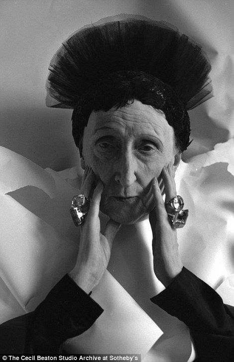 Dame Edith Sitwell, poet, critic and renowned eccentric, would dine with the Devonshires at Chatsworth in a full-length fur coat.  Check out those rings! Edith Sitwell, Duchess Of Devonshire, The Duchess Of Devonshire, Mitford Sisters, Duke Of Devonshire, Susan Sontag, Cecil Beaton, Dramatic Style, Elizabeth I