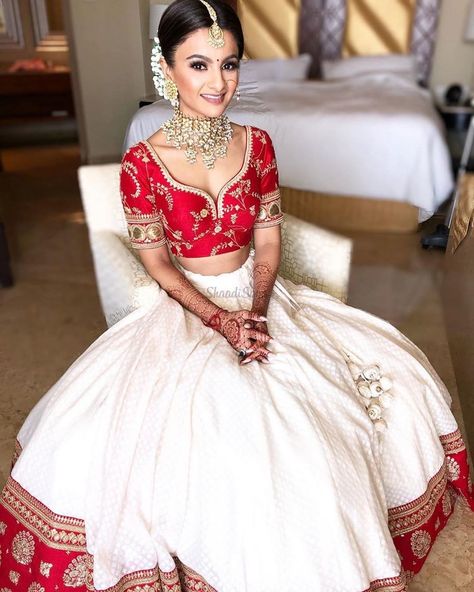 Red and white simple bridal lehenga for wedding.   #bridallehenga #embroideredlehenga #weddingwear #weddingoutfit #bridaloutfit #bridalwear #brides2019 #heavylehenga #elegantlehenga #shaadisaga Simple Bridal Lehenga, Lehenga For Wedding, Simple Lehenga, Latest Bridal Lehenga, Wedding Lehenga Designs, Designer Lehengas, Indian Bride Outfits, Bridal Lehenga Collection, Designer Bridal Lehenga