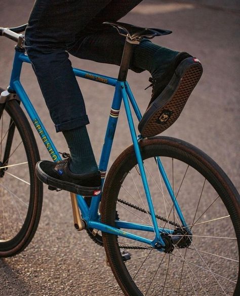 Fixed.Gear.Free.Style Look Fixed Gear, Commuter Bike Style, Urban Bike Style, Road Bike Vintage, Bike Aesthetic, Urban Cycling, Motorcycle Aesthetic, Fixed Gear Bicycle, Ride Bicycle