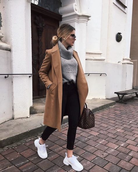 Nathalie Larché on Instagram: “Camel coats 🍂 *anzeige #camelcoat #autumn #woman #streetstyle #style #womensbest #styleinspiration #cold #pullover #womensfashion #fashion…” Minimalista Sikk, Camel Coat Outfit, Simple Winter Outfits, Populaire Outfits, Ținută Casual, Modieuze Outfits, Camel Coat, Clothing Line, Coat Outfits