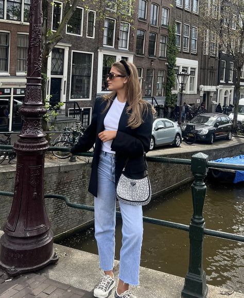 Euro Autumn Outfits, Amsterdam Spring Outfit Ideas, Europe Basic Outfits, European College Outfits, England Outfit Ideas, European October Outfits, Budapest Outfit Autumn, Europe Looks, Outfits For Amsterdam Spring