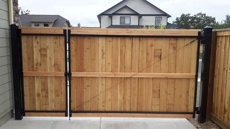 Garden Gates Wooden, Wooden Gate Door, Fence Gate Ideas, Diy Fences, Driveway Gate Diy, Pallet Gate, Good Neighbor Fence, Wood Gates Driveway, Wooden Fence Gate