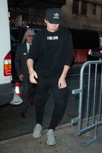 Celebrities Wearing Yeezy Boost Sneakers: Brooklyn Beckham Yeezy Boost 350 Outfit, Celebrity Sneakers, Celebrity Shoes, Brooklyn Beckham, Streetwear Inspo, Yeezy Sneakers, Sneaker Style, Yeezy 350, Style Fall