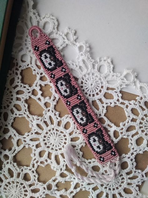 Alpha pattern #123654 | BraceletBook Sanrio Bracelet Pattern, Sanrio Friendship Bracelet, Hello Kitty Bracelet Pattern, Bracelets Inspiration, Hello Kitty Characters, Bracelet Knots, Sanrio Kuromi, Bracelet Ideas, Alpha Pattern