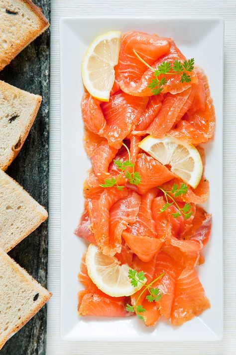 Gravlax Recipe, Nordic Diet, Salmon Sashimi, Seafood Recipe, Salmon Sushi, Hollandaise Sauce, Salmon Dishes, Weekend Meals, Sushi Recipes