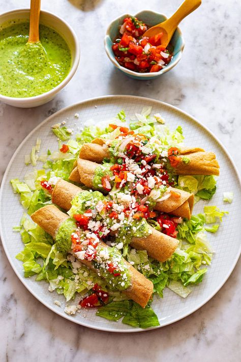 Flautas de Pollo Mexicanas Rolled Chicken Tacos, Flautas Recipe, Rolled Tacos, Types Of Tacos, Chicken Flautas, Taquitos Recipe, Tacos Dorados, Doner Kebab, Chicken Rolls