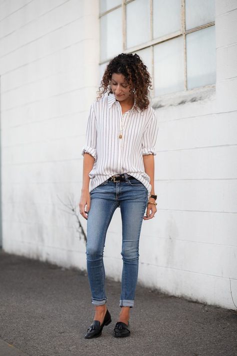 How (And Why) To Front Tuck Front Tuck Shirt How To, Shirt Tucked In Front Only, Front Tuck Shirt, Half Tucked Shirt, French Tuck, Early Adopters, Tee Shirt Fashion, Front Tuck, Petite Style