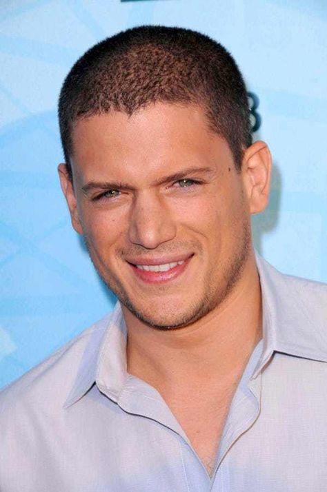 Gay, bisexual, lesbian, and transexual individuals started to gain more support in the 2000s. Gay actors, writers, and musicians have all publicly come out as gay since 2000. Many famous gay people came out in the media, while others used tools like Facebook and Twitter to make their announ... Wentworth Miller, Actors Male, Gay Books, Best Supporting Actor, Celebrity List, Back To School Hairstyles, Interracial Couples, Famous Men, Hollywood Actor