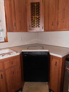 corner dishwasher idea Corner Dishwasher, Kitchen Countertops Diy Paint, Corner Stove, Log Cabin Kitchen, Log Home Kitchens, Cheap Kitchen Remodel, Black Appliances Kitchen, Best Kitchen Colors, Diy Kitchen Countertops