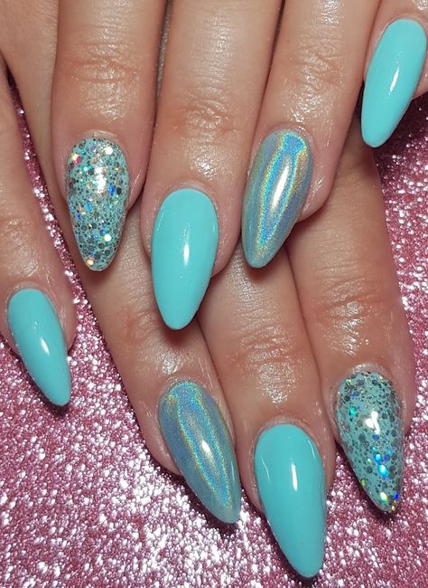 Aqua Green Nail Designs, Nail Teal Design, Nail Art Designs Turquoise, Teal Color Nails Turquoise, Hylogriphic Nails, Teal Nails Sparkle, Trendy Blue Nails Almond, Beach Nails With Glitter, Mermaid Colour Nails