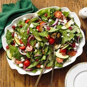 Pear and Gorgonzola Salad Recipe: How to Make It Balsamic Green Beans, Gorgonzola Salad, Cherry Tomato Salad, Greens Salad, Tomato Salad Recipes, Green Bean Salads, Turnip Greens, Pear Salad, Main Dish Salads