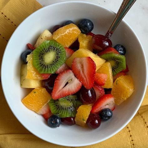 Easy Fruit Salad Recipe Summer Fruit Salad Aesthetic, Fruit Sald, Aesthetic Fruit Salad, Fruit Salad Aesthetic, Fruit Delight, Easy Salads To Make, Aesthetic Fruits, Fruits Aesthetic, Quick Foods