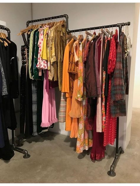 Ikea Clothes Rack, Vintage Clothing Display, Vintage Dressing Rooms, 70s Clothing, Clothing Displays, Mobile Boutique, Game Concept, Dream Rooms, Coraline