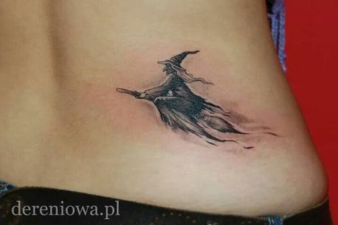 Wicca Tattoo, Oz Tattoo, Witchcraft Tattoos, Places For Tattoos, Wiccan Tattoos, Flying Tattoo, Tato Henna, Om Tattoo, Tattoo Trend