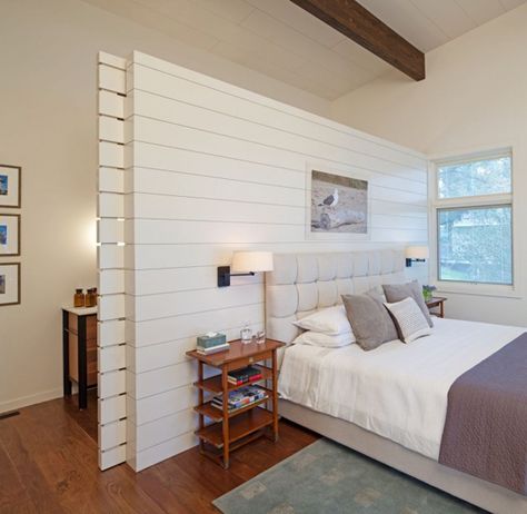 Lakeside Retreat: Sensational weekend getaway in Horseshoe Bay Vaulted Ceiling Divider Wall, Vaulted Ceiling Room Divider, Partial Wall, Closet Behind Bed, Bedroom Divider, Lakeside Retreat, Office Room Dividers, Lake Flato, Portable Room Dividers