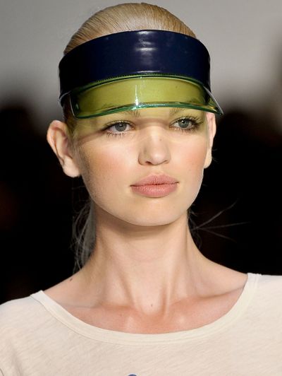 Accountant Visor HIGH FASHION - may have to get myself one of these! Holographic Glasses, Visor Hairstyles, Cap Hairstyles, Daphne Groeneveld, Golf Visor, Helmet Visor, Visor Cap, Vintage Bike, Week 5