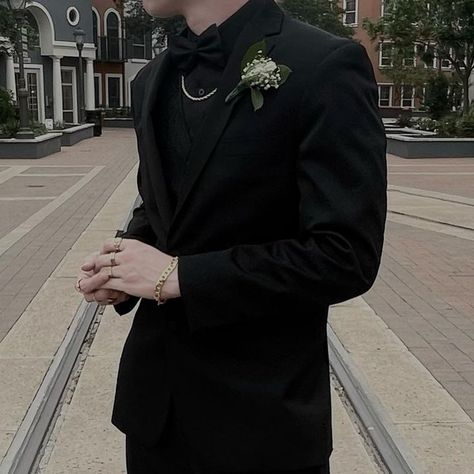 Black Prom Suits For Guys, Prom Suits For Men Black, Black Suit Prom, Prom Men Outfit, Men Prom Outfit, Mens Prom Outfit, Prom Looks For Guys, Gold Prom Suit, Prom Outfits Men