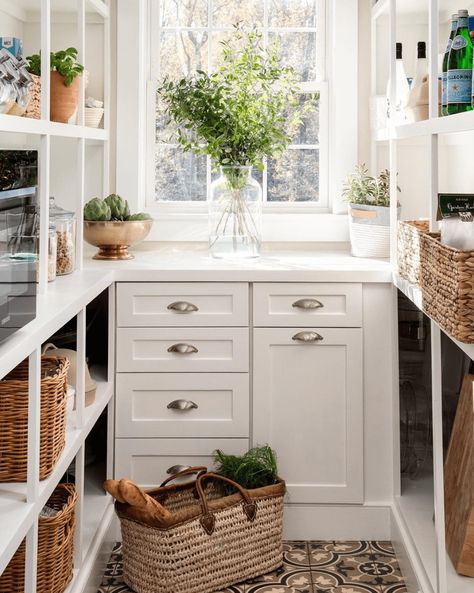 Pantry Farmhouse, Pantry Inspiration, Pantry Room, Style Me Pretty Living, Organized Pantry, Butler’s Pantry, Farmhouse Room, Kitchen Pantry Design, Butler Pantry