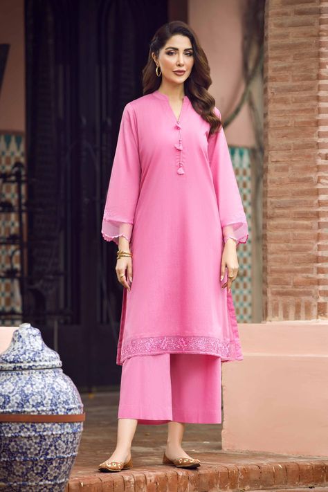 Suit Designing Ideas, Plain Dress Designs, Plain Suit, Nishat Linen, Agha Noor, Bandhani Dress, Cotton Saree Designs, Embroidered Kurti, Embroidered Shirts