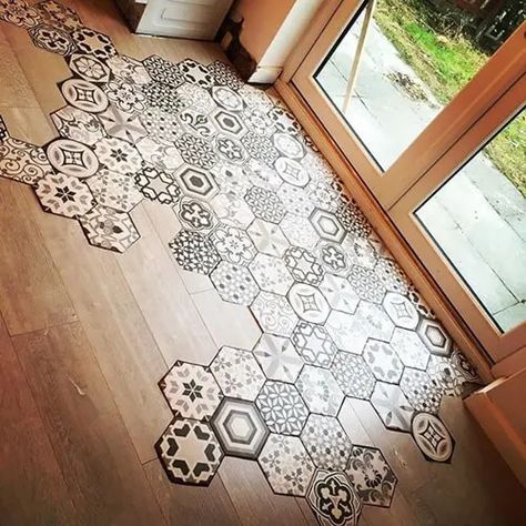 Baie Vintage, Hexagonal Tiles, Patterned Tile Backsplash, Patchwork Tiles, Wood Tile Floors, Grey Bathroom, Patterned Floor Tiles, Hexagon Tiles, Trendy Bathroom