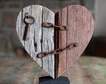 Style on a shoestring by Gill Barn Wood Crafts, Barn Wood Projects, Driftwood Crafts, Pallet Crafts, Diy Holz, Heart Crafts, Wood Hearts, Pallet Art, Wooden Heart