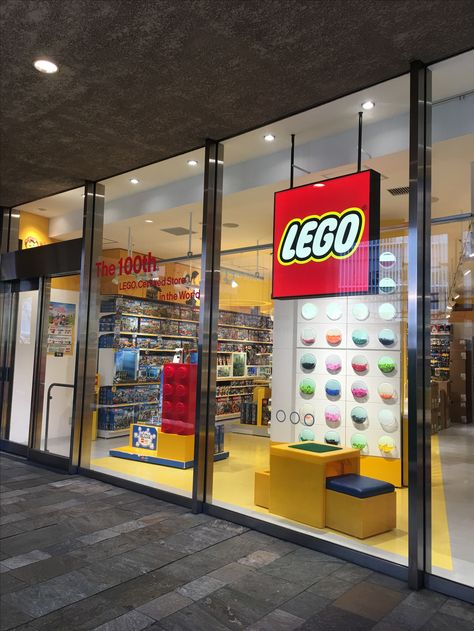 Click Brick/Lego store, Roppongi Hills Tokyo. (My pic) Retail Facade, Batman Batmobile, Free Lego, Christmas Window Display, Lego Store, Lego Super Mario, Halloween Store, Retail Design Blog, Christmas Window