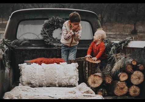 Photography Mini Sessions, Black Barn, Christmas Mini Sessions, Christmas Photoshoot, Christmas Truck, Mini Session, Christmas Minis, Mini Sessions, Country Christmas