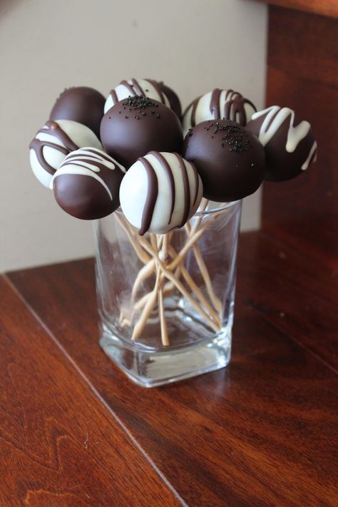 Classy Chocolate Cake, Brownie Aesthetics, White Chocolate Cake Pops, Cake Pops Ideas, Covered Chocolate, Easy Homemade Ice Cream, Cake Pop Designs, Chocolate Cake Pops, Chocolate Pops