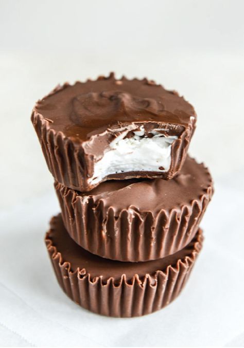 Homemade Mallo Cups – Make your own chocolate cup candy and serve to guests at your next get-together! Mallow Cups, Homemade Candy Bars, Candy Bar Recipe, Quick Food, Homemade Candy, Custard Cake, Candy Recipes Homemade, Christmas Candy Recipes, Homemade Marshmallows