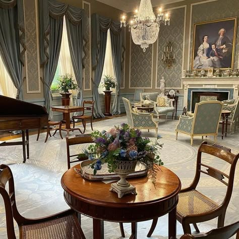 English Regency Aesthetic, Brigerton Interior, Bridgeton House Interior, Bridgertons House, Regency Era Living Room, Bridgerton Interior Aesthetic, Bridgerton House Aesthetic Interior, Regency Era House Interiors, Bridgertons Aesthetic Room