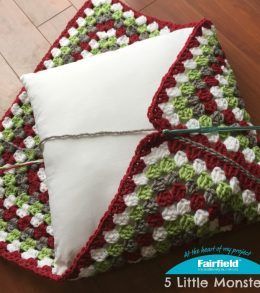 stitching-closed Granny Square Pillow, Classic Granny Square, Crochet Pillow Patterns Free, Crochet Pillow Cases, Crochet Cushion Pattern, World Craft, Granny Square Haken, Pillow Projects, Crochet Pillow Cover