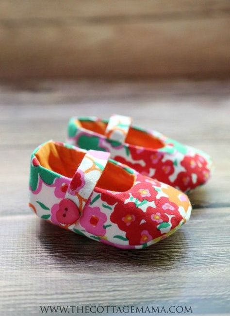 Mary Jane baby shoes Baby Shoes Diy, Baby Shoes Pattern, Shoes Pattern, Pattern Template, Trendy Sewing, Costura Diy, Baby Sewing Projects, Baby Sewing Patterns, Baby Projects