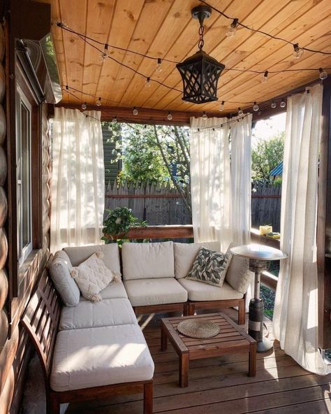 Top 26 Screened Porch Ideas for a Stylish & Comfy Outdoor Retreat - placeideal.com Cozy Outdoor Porch Ideas, Narrow Screened In Porch, Enclosed Porch Ideas, Screen Porch Ideas, Covered Porch Ideas, Small Screened In Porch, Enclosed Patio Ideas, Deck Sunroom, Terrazas Chill Out