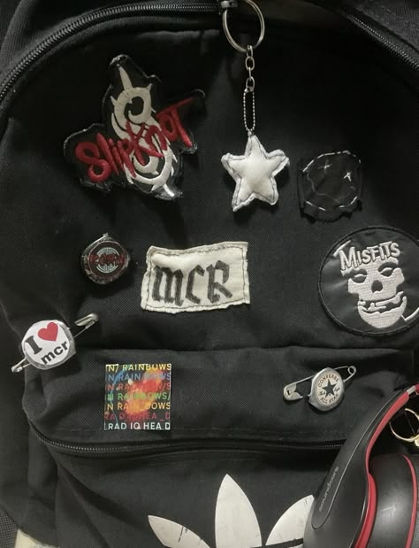 Grunge Backpack, Aesthetic Hellokitty, Skater Beanie, Mochila Grunge, Converse Backpack, My School Bag, Stylish School Bags, Aesthetic Backpack, Bag Patches