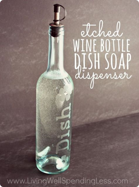 Diy Soap Dispenser, Soap Dispenser Diy, Dispenser Diy, Wine Bottle Project, Savon Diy, Old Wine Bottles, Hantverk Diy, Empty Wine Bottles, Wine Craft