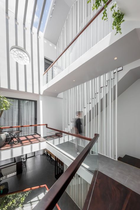 NGỌC House / Story Architecture | ArchDaily Apartment Courtyard, Small Space Architecture, Compact Staircase, Courtyard Ideas, Narrow House Designs, Hostels Design, Patio Grande, Casa Loft, Elevator Design