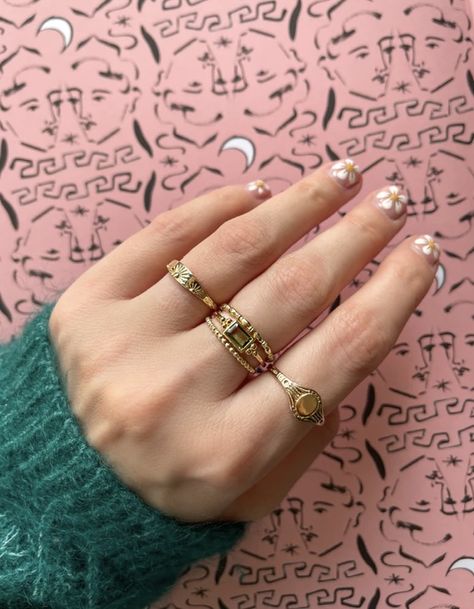 Ring Arrangement On Hand, Ring Layout On Hand, Ring Combos, Bvlgari Jewelry, Fancy Jewelry Necklace, Gold Chain Design, Antique Gold Jewelry, Classy Jewelry, Fancy Jewellery