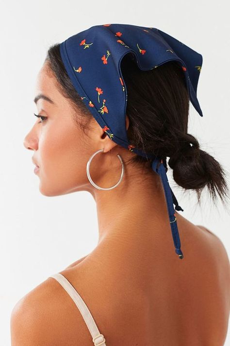 Girl with a bandana handkerchief around head Cute Bandana Hairstyles, How To Tie Bandana, Dresses By Pattern, Bandana Headband, Bandana Styles, Athletic Hairstyles, Penteado Cabelo Curto, Bandana Hairstyles, 짧은 머리