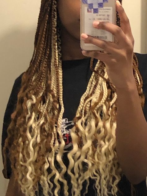 Brown Braids With Blonde Peekaboo, Dark Brown And Blonde Box Braids, Brown And Blonde Knotless Braids With Curls, Blonde And Brown Braids With Curls, Light Brown And Black Braids, Blonde And Brown Hair Color Ideas, Brown And Blonde Braids With Curls, Brown And Blonde Peekaboo Braids, Brown Blonde Box Braids