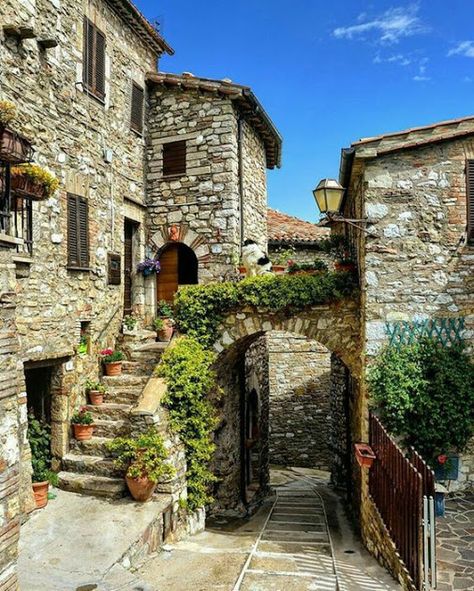 Vila Medieval, Building Aesthetic, Italian Street, Italian Village, Umbria Italy, Italian Architecture, Exotic Places, Beautiful Villages, Old Stone