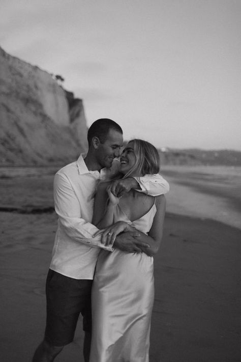 Engagement Photo Shoot Beach, Engagement Pictures Beach, Couples Beach Photography, Beach Photo Session, Candid Engagement Photos, Cute Engagement Photos, Couple Engagement Pictures, Engagement Pictures Poses, Living Photo