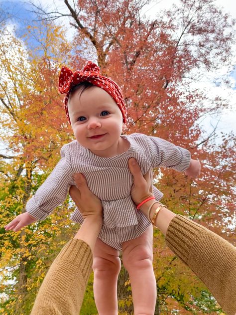 6 Month Pumpkin Photos, 9 Month Fall Photo Shoot, 3 Month Fall Pictures, November Month Baby Photos, November 6 Month Baby Pictures, Baby In A Pumpkin Photoshoot, Fall Baby Pictures Ideas, 4 Month Old Fall Pictures, Fall Pics With Baby